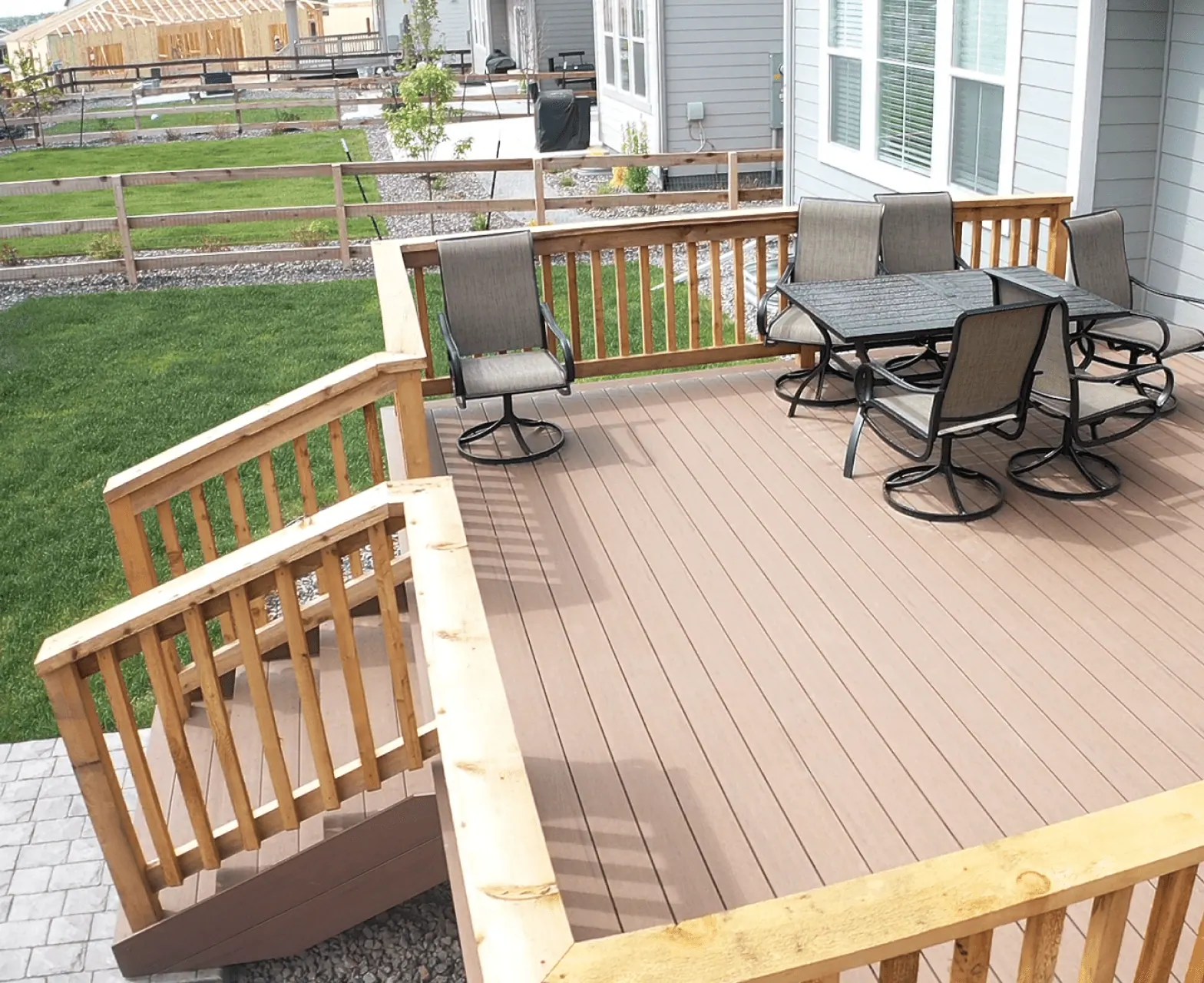 Deck with stairs in a cozy, small design